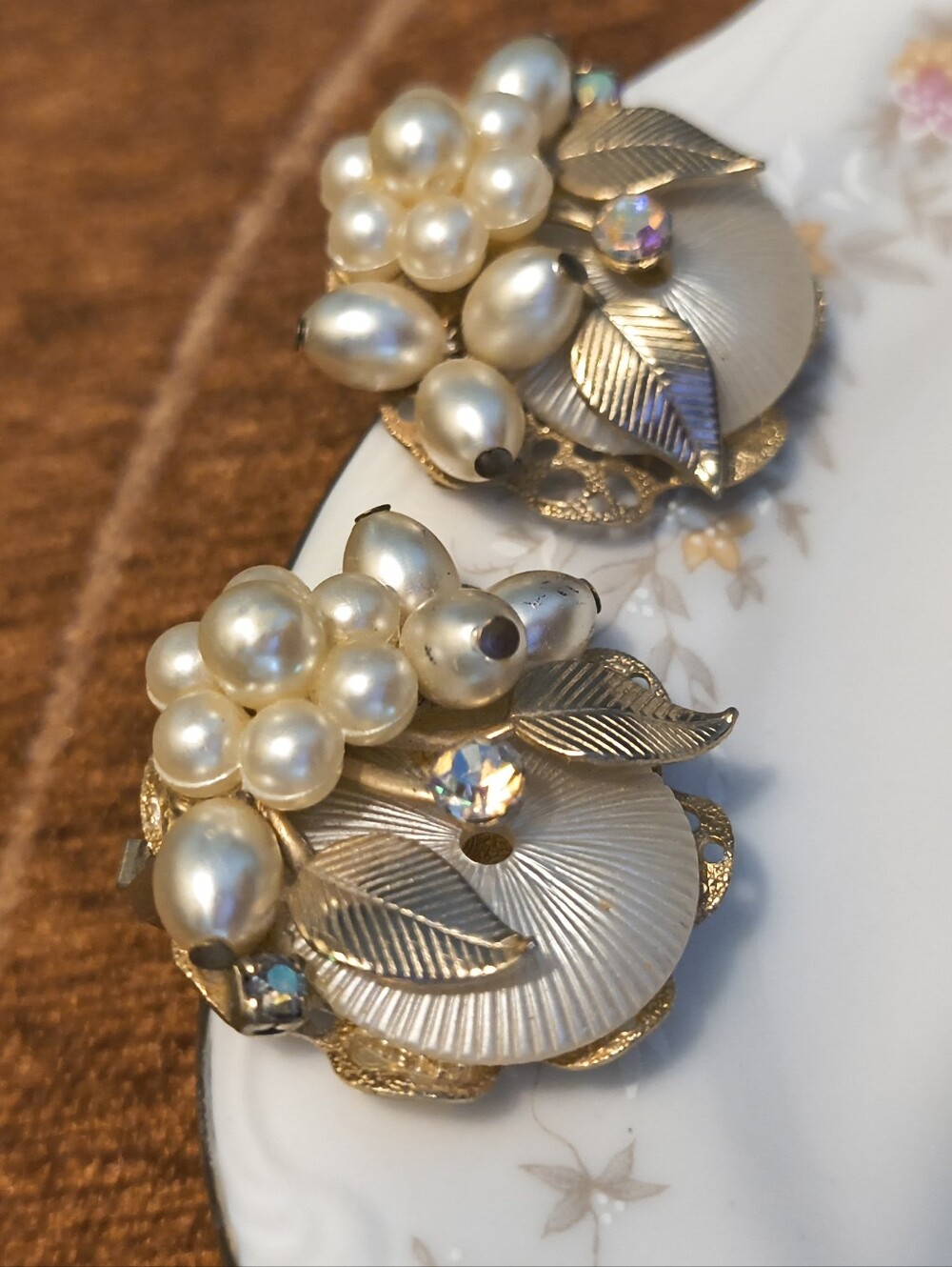 Vtg Unsigned Gold Tone Pearl Cluster Clip On Earrings AB Rhinestines - Picture 4 of 7